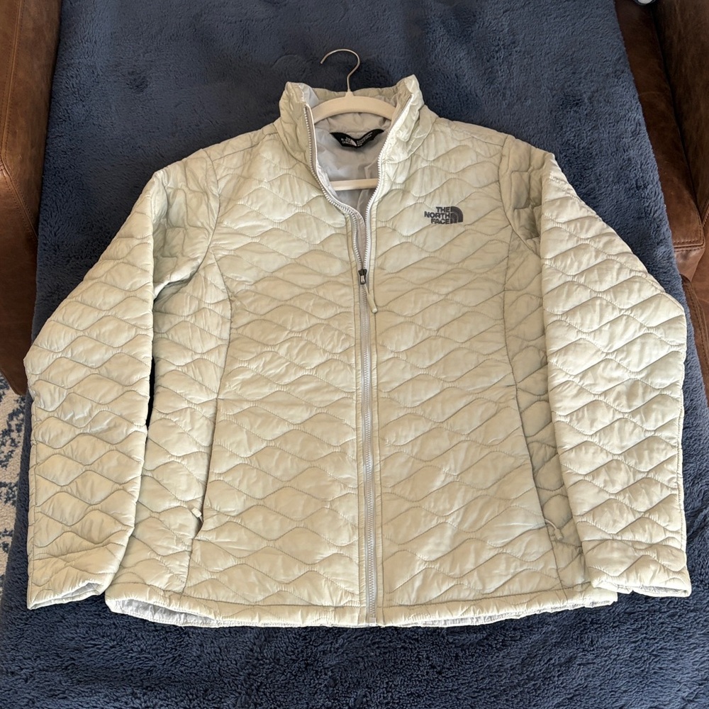 The North Face Thermoball Quilted Jacket in light gray, Size M